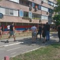(VIDEO) Tuča u Novom Sadu, velike grupe muškaraca došle na Liman i počele crtanje trobojki po zgradama