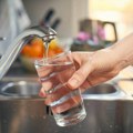 Kardiolozi upozoravaju: Ova jutarnja navika povećava rizik od tromba, a samo jedna čaša vode pomaže
