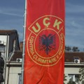 Skandal u Hagu: Postavili zastavu tzv. OVK na ulaz Abmbasade Srbije