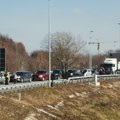Pakao na auto-putu kod Pločnika Gori kamion u zaustavnoj traci, gust dim zaklonio kolovoz