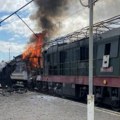 Rusi udarili na železničku stanicu, voz u plamenu Zelenski: Divljački napad dronom, najmanje 30 povređenih (video)