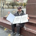 VIDEO: Profesor sedeo na svojim diplomama u centru Zrenjanina u znak podrške Dijani Hrki