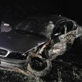 (Foto, video) Od siline udarca ostali bez točkova! Jeziva nesreća u blizini Novog Pazara: Automobili smrskani, dve osobe…