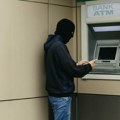 Nova podmukla prevara na bankomatima: Vodite raučuna pri podizanju novca, ovo je metoda kojom se lopovi služe