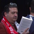 Čudan potez pred meč Evrolige: Ofer Janaj seo pored terena i čitao knjigu usred plej-of drame