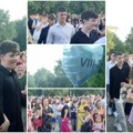 (Video) Veliki dani za male maturante! Pogledajte kako je danas slavilo pet odeljenja osmaka iz OŠ „Miloš Crnjanski“ na…