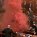 Zapalili poslaničke klupe, od dimnih bombi ne vidi se prst pred okom: Kao na ratištu, džumbus u albanskoj skupštini (video)