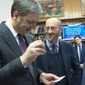 Vučić dobio člansku kartu bioblioteke u Ruskom domu