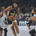 Druženje navijača i zvezde Partizana Zeka Ledeja ispred „Štark arene“