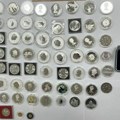 Carinici sa horgoša sprečili krijumčarenje: U prtljagu putnice pronađeno 67 srebrnih i zlatnih kovanica (foto)