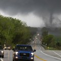 Tornado odneo pet života, ima i povređenih! Oluja čupala drveće, oborila dalekovode: Putevi širom zemlje blokirani!