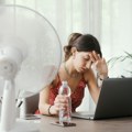 Nemate klimu ? Evo kako da se rashladite i uštedite energiju uz pomoć trikova sa ventilatorom!
