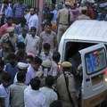 Najmanje 121 osoba poginula u stampedu na verskom skupu u Indiji