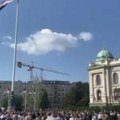 Građani koji Prvi maj slave ispred Skupštine pozdravljaju Vučića; Odjekuje: "Aco, Srbine" VIDEO