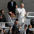 Ovo je novi papamobil: Papa Lav promenio vozilo koje je koristio Franja (foto)