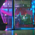 Striptiz klub u ratnoj zoni Piće je preskupo, ali ovo mesto ima veliki plus kad se oglase sirene u Ukrajini