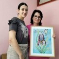 Gimnazijalka oslikava murale kako bi ulepšala Dečje odeljenje Doma zdravlja Vlasotince