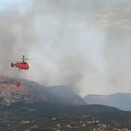 Srpski helikopter uveliko u akciji: Prvi snimci gašenja požara u Crnoj Gori