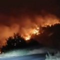 Bukti požar u selu Bezjovo u Kučima: Vatra sve bliže kućama (video)