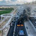 Izraelci blokirali puteve, zapalili gume na autoputu, traže oslobađanje talaca FOTO VIDEO