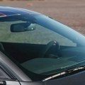 Zašto novi automobili nemaju traku u boji na vrhu vetrobranskog stakla?