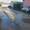 U kragujevačkom naselju Stara radnička kolonija voda danima otiče iz šahte, iz Vodovoda poručuju da problem reše korisnici…