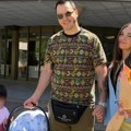 "Dok je nama nas": Aleksa Balašević ispred porodilišta čvrsto drži ženu za ruku, a u drugoj sina Đorđa: Prizor iz Novgo Sada…