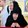 Zbog svetinje došle čak iz Vladivostoka! Neverovatne scene ispred Hrama Svetog Save /foto, video/