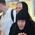 Zbog svetinje došle čak iz Vladivostoka! Neverovatne scene ispred Hrama Svetog Save /foto/