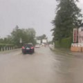 Smrklo se za tren, a onda je krenuo potop! Nevreme napravilo haos u ovom gradu u Srbiji, automobili plivaju ulicama! (video)
