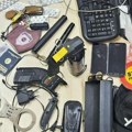 Pronađene lisice, palice, nož i kačket sa oznakom UKP u gepeku BMW: Zadržan vozač (58) u Jakovu.
