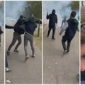 VIDEO Incident u Pančevu: Maskirani napadači štanglama i bakljama tukli grupu mladića ispred biračkog mesta