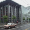 „Ovaj aplauz pripada slobodi, koja se vratila kući“: Glumci JDP-a izašli sa transparentom nakon predstave