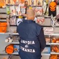 Opasni ukrasi na tržištu: Italijanska policija zaplenila 190.000 lažnih prazničnih dekoracija kod Milana (video)