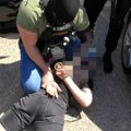 Pohapšeni u papučama: Policija objavila dramatičan snimak hapšenja ubice maskiranog u dostavljača hrane i njegovih…