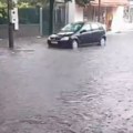 Grad se već sručio na Zaječar: Snažan pljusak stvorio poplavu na ulici
