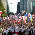 (FOTO/VIDEO) Demonstracije u Varšavi: Stotine hiljada ljudi na ulici protestuje protiv vlade
