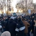 (VIDEO) Protest opozicije u Novom Pazaru: Policija sprečila incident većih razmera sa pristalicama SDP-a