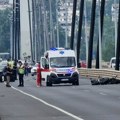 Prve fotografije i snimak saobraćajne nesreće u Novom Sadu: Telo motocikliste na putu, vozila potpuno smrskana
