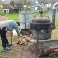 Meku sam juče pekla, danas radim prepek! Baka Rada ima 75 godina i na hiljade kazana ispečene rakije