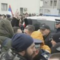 Sukobili se građani i funkcioneri SDS-a sa policijom zbog hapšenja gradonačelnika Bijeljine (VIDEO)