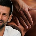 Novak Đoković kao sav normalan svet: Platio masažu nasred plaže u Marbelji, ništa Miljan, ništa tim fizijatara