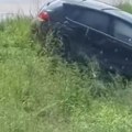 Druga saobraćajka od jutros u Obrenovcu: Auto završio u kanalu, stvaraju se gužve, na licu mesta i Hitna
