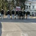 Kragujevčani ne žele da se tuku međusobno- Policija sklonila barikade, a građani tiho opstruišu saobraćaj