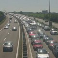 Dugačke kolone na putevima u Hrvatskoj, zastoj na auto-putu A1 zbog požara na vozilu