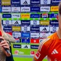 Au, šok na meču Bundeslige, voditeljka greškom čestitala pobedu igraču poraženog tima: "Izvini..."