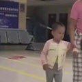 Trogodišnja devojčica ušetala u bolnicu sa nožem u glavi: Lekari spasili dete (video)