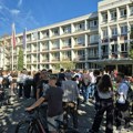 FOTO: Skup roditelja đaka Jovine gimnazije - na ogradi poruke o problemima u toj školi