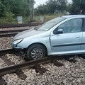 (Foto) autom i zakačenom prikolicom sleteo na šine: Drama na pruzi kod Stare Pazove, trenutno izazvao zastoj vozvoza