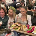 Počeo Oktobarfest: Rekordi u cenama; Volove i svinjske kolenice menjaju veganski obroci FOTO